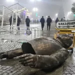 statua abbattuta del presidente kazako Nursultan Nazarbaev